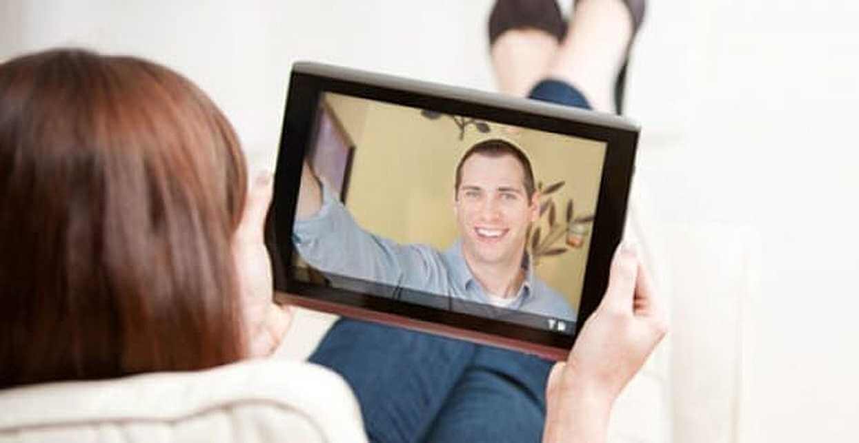 Sepasang kekasih sedang melakukan video date